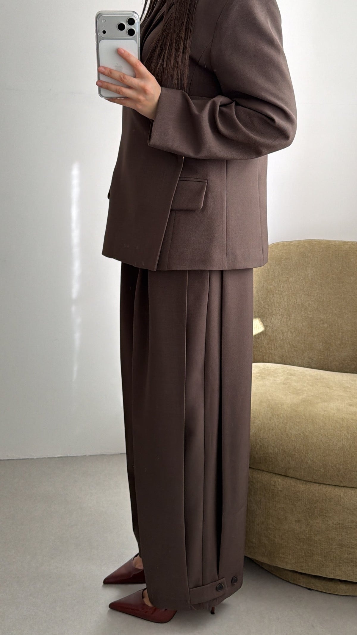 Pantalon ample à plis structuré [marron]