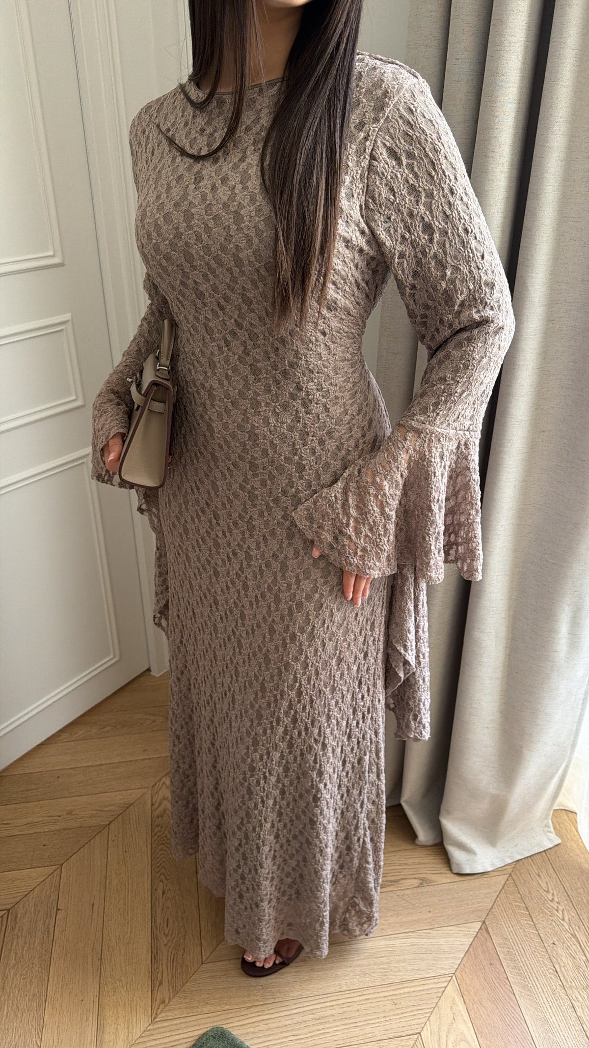 Longue robe en dentelle [taupe]