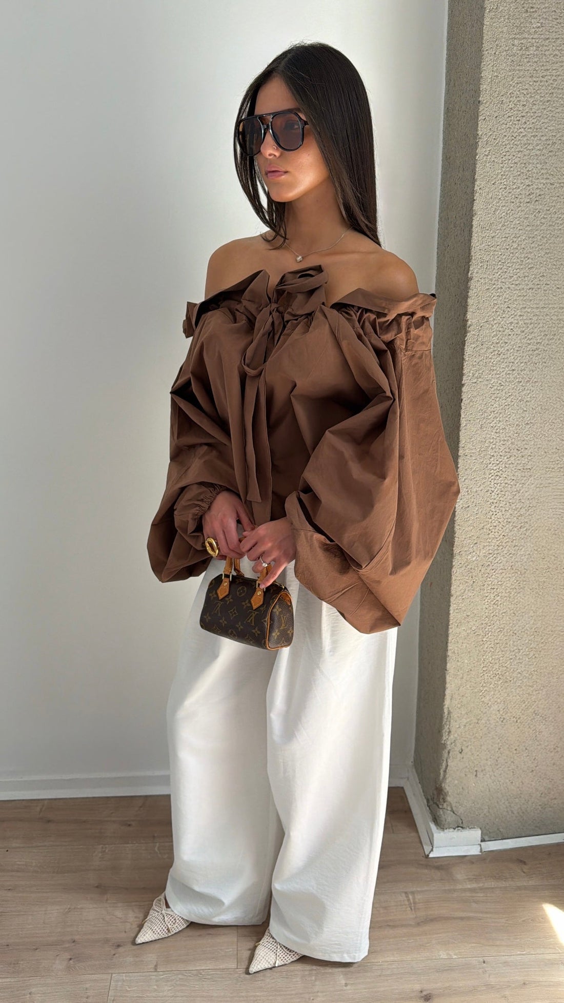 Blouse bouffante portée épaule [marron]