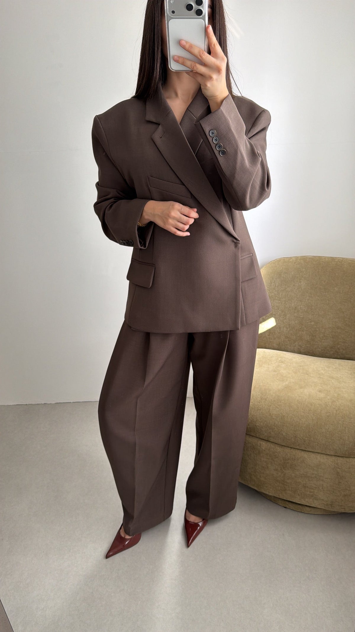 Pantalon ample à plis structuré [marron]