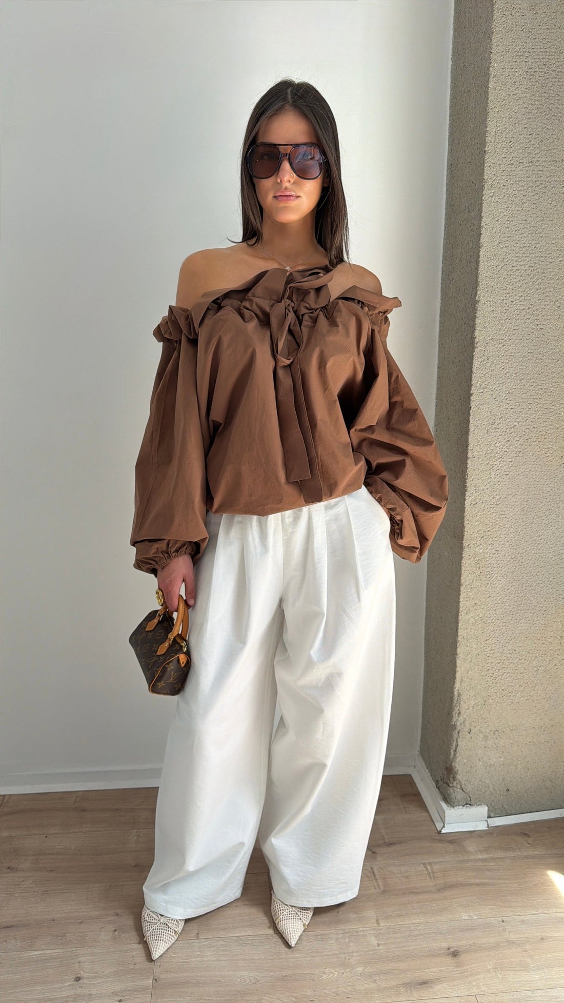 Blouse bouffante portée épaule [marron]